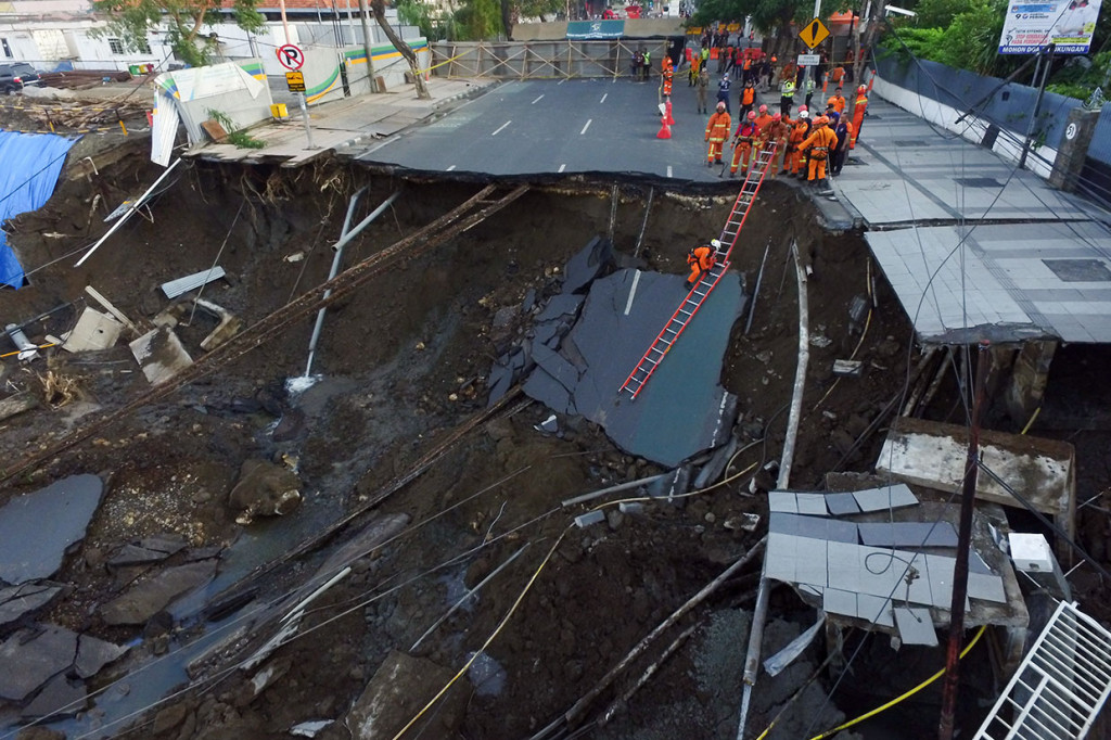 Pemerintah Kota Surabaya menyatakan amblesnya Jalan Raya Gubeng akibat kesalahan konstruksi pengerjaan proyek basement lantai tiga Rumah Sakit Siloam.