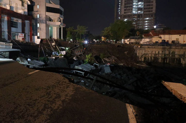 Amblesnya jalan Raya Gubeng disebabkan 'collapse' atau  runtuhnya tembok penahan tanah pada proyek pembangunan basment gedung RS Siloam.