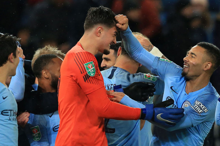 Kiper City Arijanet Muric dielu-elukan rekan setimnya setelah dua kali menepis tendangan penalti Leicester.