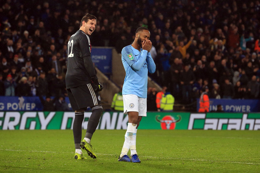 Raheem Sterling diledek oleh kiper Leicester Danny Ward karena eksekusi gaya panenkanya gagal menyumbang gol, dan bola melambung di atas mistar gawang.