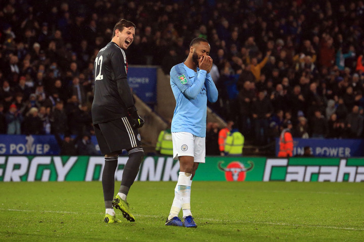 Raheem Sterling diledek oleh kiper Leicester Danny Ward karena eksekusi gaya panenkanya gagal menyumbang gol, dan bola melambung di atas mistar gawang.