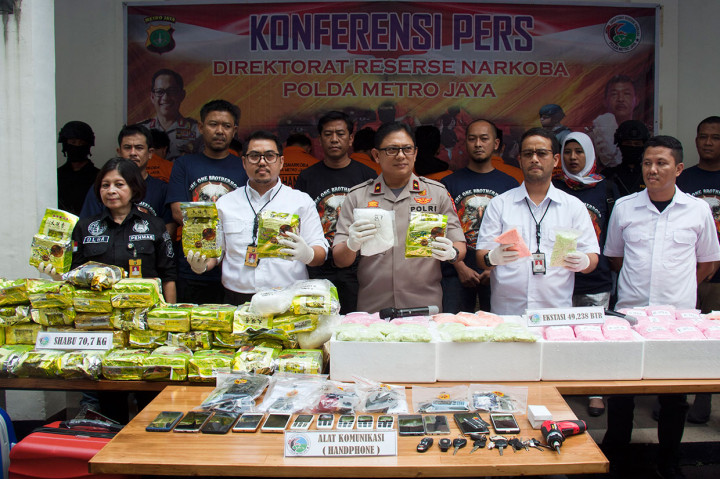 Wakapolda Metro Jaya Brigjen Wahyu Hadiningrat (kanan) bersama Kasubdit II Dit Resnarkoba Polda Metro Jaya AKBP Dony Alexander (kiri) menunjukkan barang bukti saat rilis kasus penyelundupan narkotika jenis sabu dan ekstasi jaringan internasional di Polda Metro Jaya, Jakarta, Rabu, 19 Desember 2018.