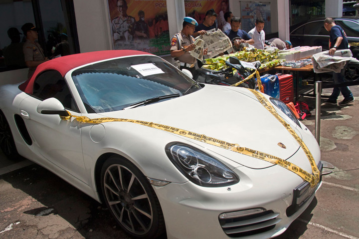 Petugas kepolisian mengungkap kasus narkotika jaringan internasional (Malaysia-Palembang-Jakarta) dengan barang bukti sabu seberat 70,733 kilogram, 49.238 butir ekstasi, alat komunikasi, lima unit mobil, dan dua unit motor, serta tujuh tersangka.