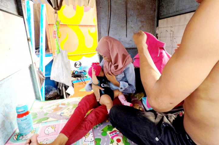Sebagai seorang ibu, Devi disiplin menyusui putrinya. Besar harapan Devi dan suami mampu memberikan pendidikan terbaik bagi putrinya agar masa depannya jauh lebih baik.