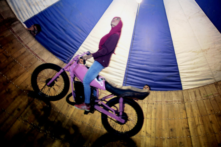 Devi Apriliani Lubis saat beraksi dalam Pasar Malam Sekaten di Yogyakarta pada pertengahan November 2018.