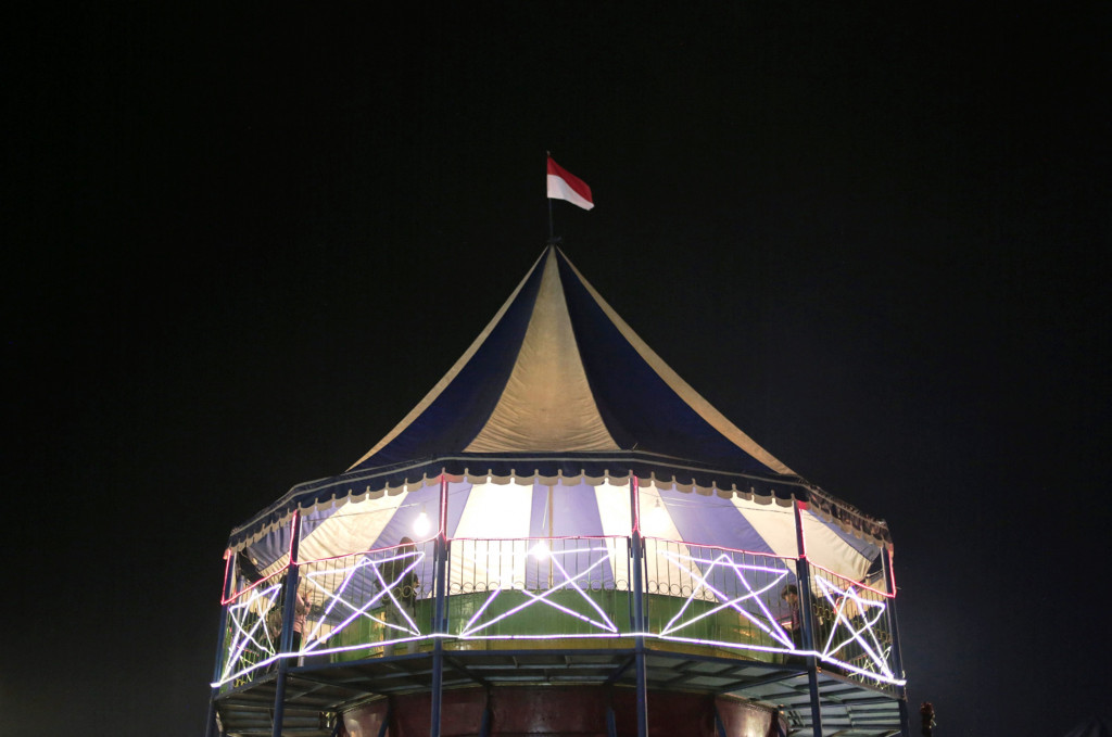 Joki tong setan adalah pekerjaan yang terlalu berisiko. Setiap saat musibah bisa terjadi dan mempengaruhi masa depan keluarga.