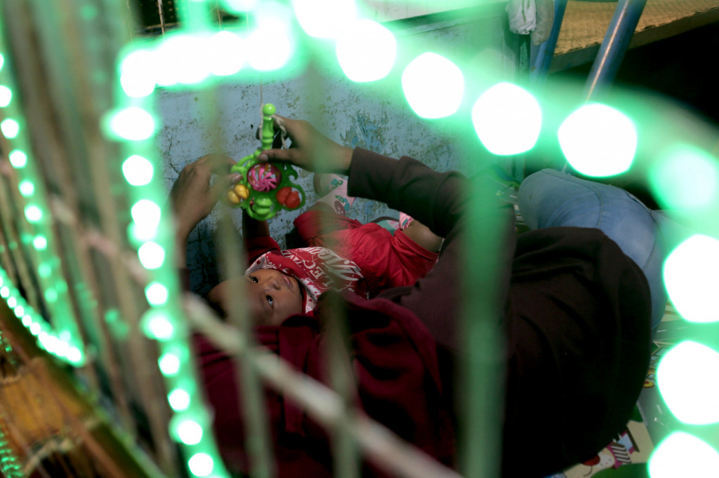 Sambil menunggu jadwal tampil, Devi bermain dengan putrinya yang merupakan sumber rejeki dan energinya. Keluarga kecil ini adalah warga Banda Aceh. 