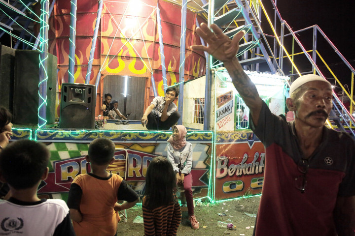 Bersiap tampil. Pendapatan Devi dan suami yang joki atraksi tong setan relatif kecil juga amat tidak menentu.