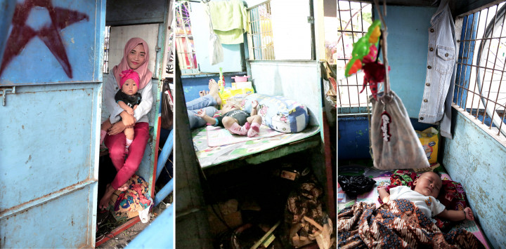 Selama tampil mengisi Pasar Malam Sekaten 2018, Devi dan keluarga kecilnya tinggal dalam ruang loket yang luasnya 1 x 1,5 meter.