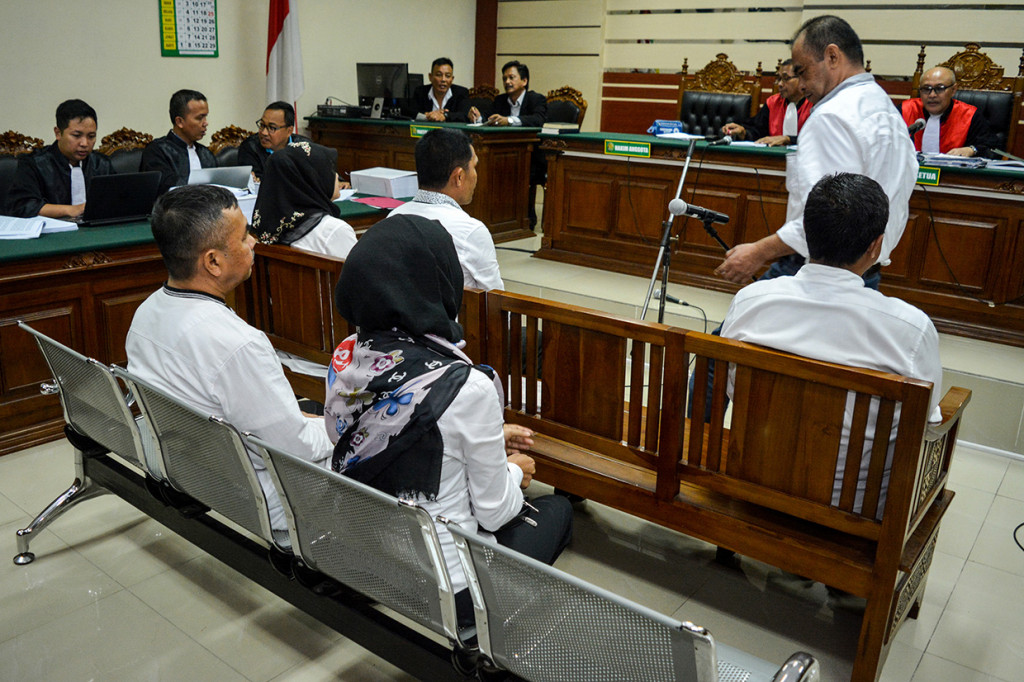 Sejumlah terdakwa anggota DPRD Kota Malang seusai menjalani sidang putusan kasus suap pengesahan APBD Perubahan (APBD-P) Pemerintah Kota Malang tahun anggaran 2015 sebesar Rp700 juta di Pengadilan Tipikor Juanda, Sidoarjo.