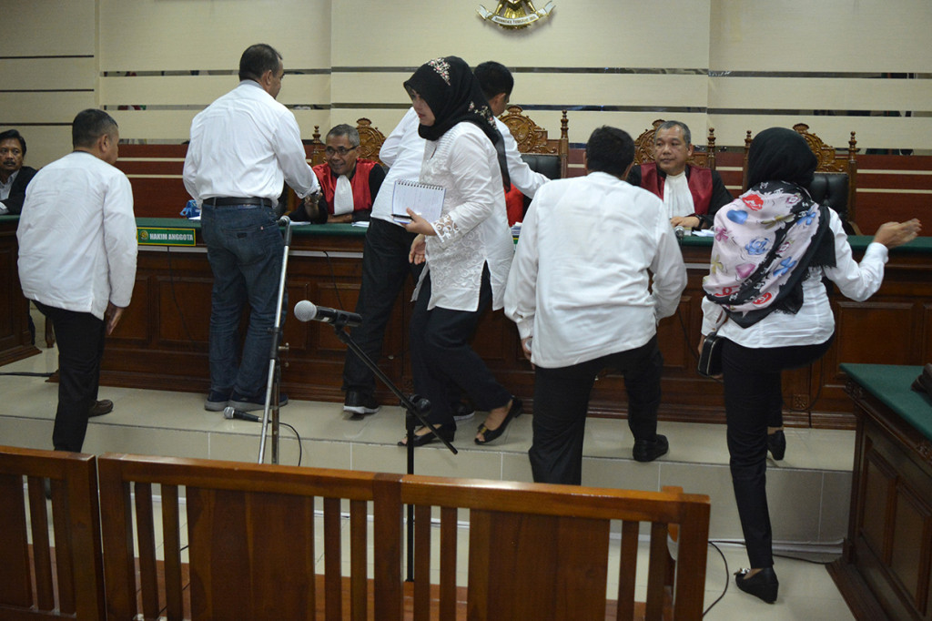 Ketua Majelis Hakim PN Tipikor Surabaya Tjokorda Gede yang membacakan vonis menjatuhkan hukuman kepada masing-masing terdakwa dengan hukuman penjara mulai dari 4 tahun 2 bulan hingga 4 tahun 8 bulan.