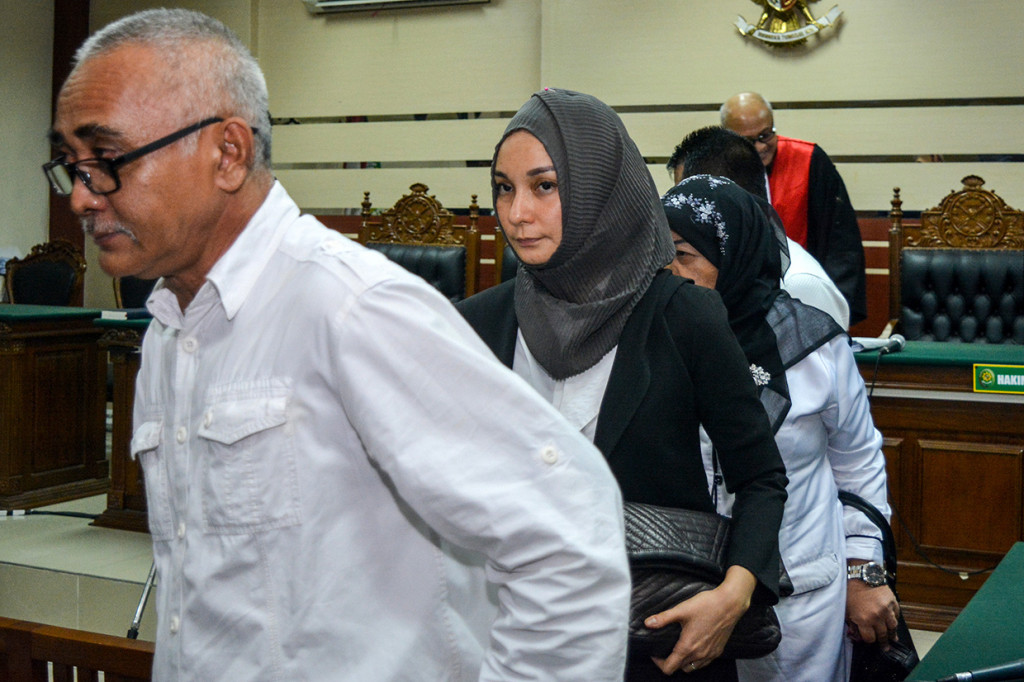 Selain vonis penjara, majelis hakim juga menjatuhkan putusan denda Rp200 juta kepada masing-masing terdakwa dan membayar uang pengganti senilai Rp150 juta.