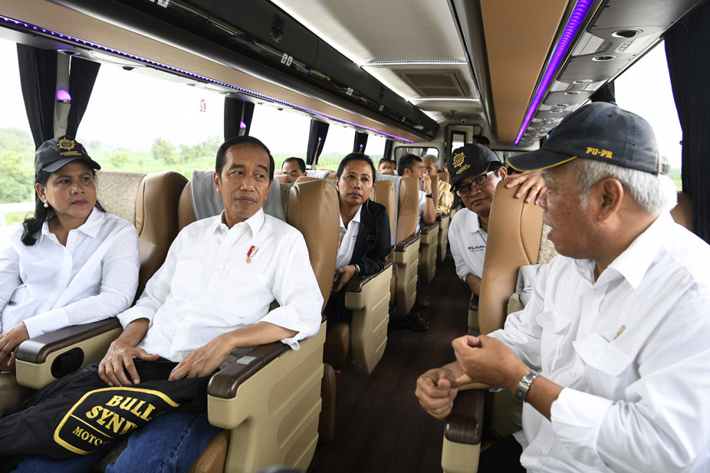 Presiden Joko Widodo (kedua kiri) didampingi Ibu Negara Iriana Joko Widodo (kiri) berbincang dengan Menteri PUPR Basuki Hadimuljono (kanan), Seskab Pramono Anung (kedua kanan) dan Menteri BUMN Rini Soemarno (ketiga kiri) di dalam bus saat perjalanan meninjau ruas Tol Trans Jawa di Jawa Tengah.