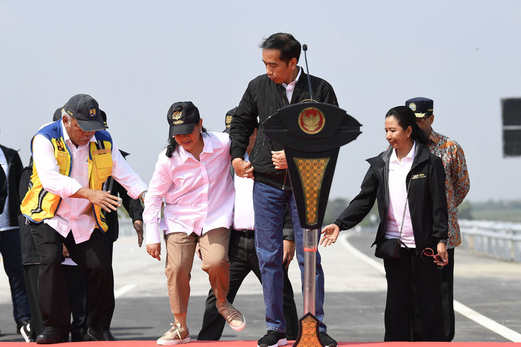 Presiden Joko Widodo (kedua kanan) didampingi Ibu Negara Iriana Joko Widodo (kedua kiri), Menteri BUMN Rini Soemarno (kanan) dan Menteri PUPR Basuki Hadimuljono (kiri) saat meresmikan ruas jalan Trans Jawa di Interchange Bandar kilometer 671, Jombang, Jawa Timur.