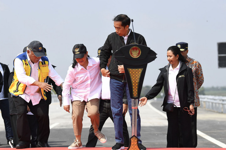 Presiden Joko Widodo (kedua kanan) didampingi Ibu Negara Iriana Joko Widodo (kedua kiri), Menteri BUMN Rini Soemarno (kanan) dan Menteri PUPR Basuki Hadimuljono (kiri) saat meresmikan ruas jalan Trans Jawa di Interchange Bandar kilometer 671, Jombang, Jawa Timur.