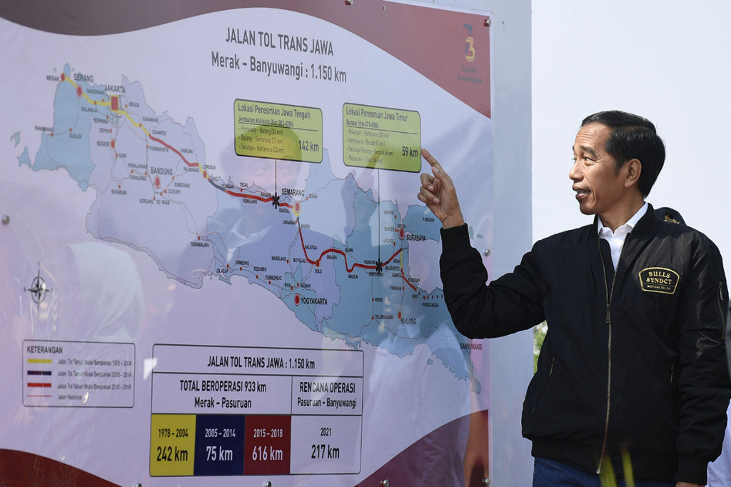 Peresmian tujuh ruas jalan tol Trans Jawa oleh Presiden Joko Widodo menandai terhubungnya Tol Merak hingga Surabaya.