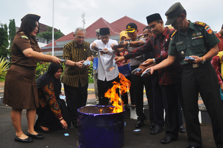Sejumlah pejabat daerah memusnahkan Kartu Tanda Penduduk (KTP) elektronik dengan cara dibakar di halaman komplek Setda kabupaten Temanggung, Jawa Tengah.
