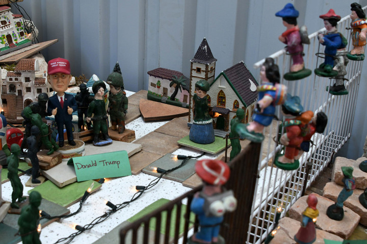 Miniatur sejumlah imigran dari Honduras berusaha menerobos pagar perbatasan antara Amerika Serikat dan Meksiko.