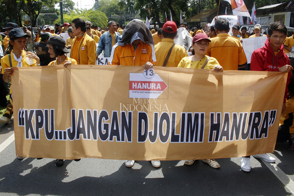 Kader dan simpatisan Partai Hanura melakukan aksi unjuk rasa di depan kantor KPU RI, Jakarta.