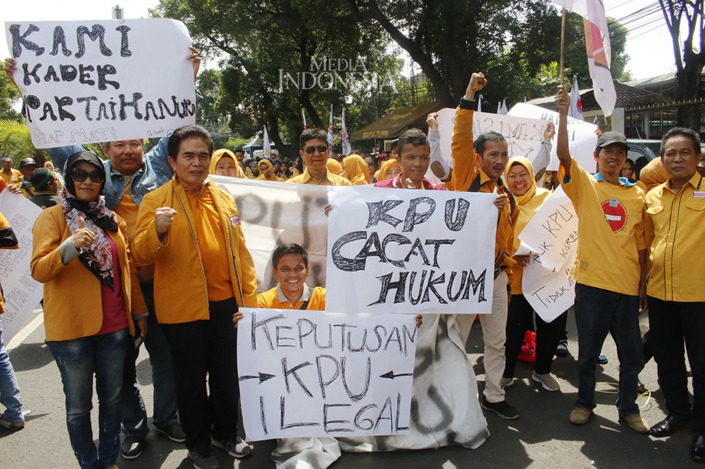 Dalam aksi tersebut mereka meminta untuk bertemu langsung dengan Komisioner KPU guna menyampaikan tuntutannya, agar nama ketua Umum Partai Hanura Oesman Sapta Odang (OSO) segera dimasukkan ke dalam Daftar Calon Tetap (DCT) Dewan Perwakilan Daerah (DPD) Pemilihan Umum 2019.
