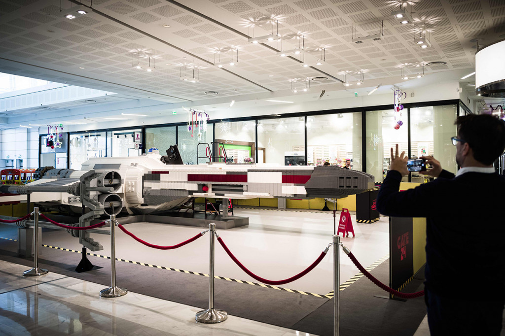 Pengunjung melihat pesawat ruang angkasa 'Star Wars X-Wing' dari Lego di Villeneuve-la-Garenne, Paris.