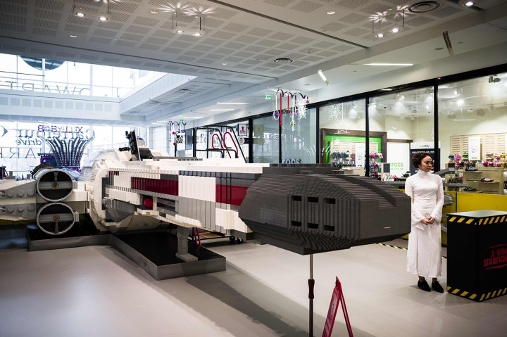 Pesawat ruang angkasa 'Star Wars X-Wing' ini dibuat dengan lebih dari satu juta keping Lego.