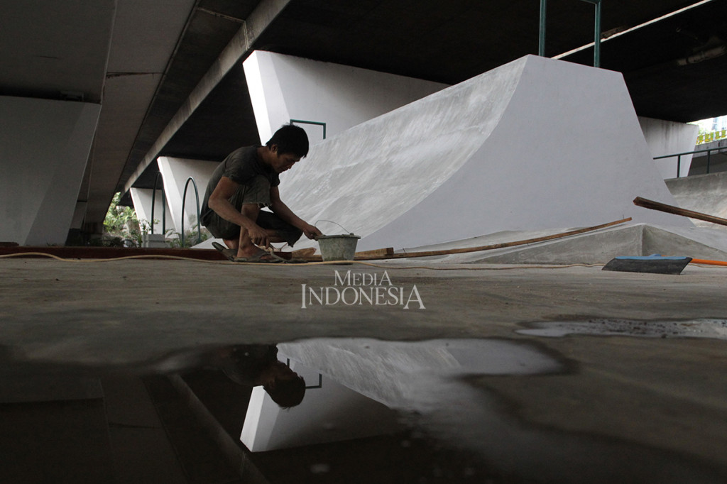 Taman yang berada di kolong flyover Slipi Petamburan, Jakarta Pusat terus dipoles untuk dijadikan taman skateboard.