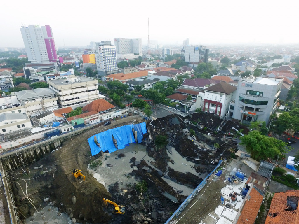 Foto aerial kondisi lokasi ambles ruas Jl Raya Gubeng, Surabaya. Ruas jalan ambles sedalam sekitar 20 meter dengan lebar 30 meter pada Selasa (18/12/2018) malam.
