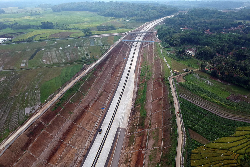 Suasana hari pertama pengoperasian Tol Salatiga-Kartasura di titik Jembatan Kali Kenteng, Susukan, Kabupaten Semarang, Jawa Tengah, Jumat, 21 Desember 2018.