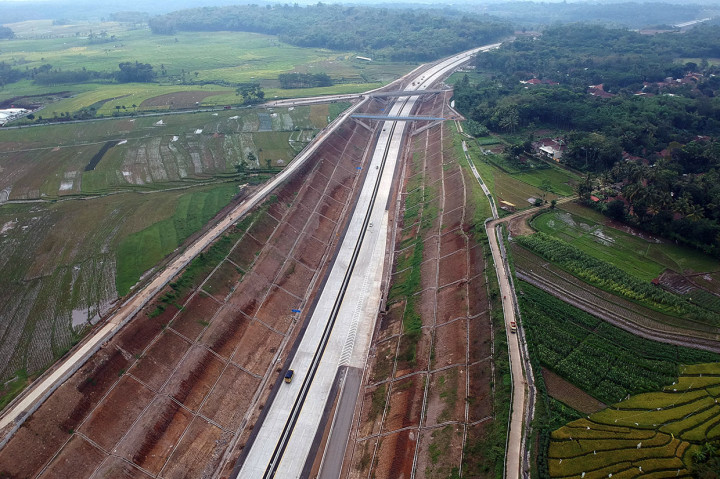 Suasana hari pertama pengoperasian Tol Salatiga-Kartasura di titik Jembatan Kali Kenteng, Susukan, Kabupaten Semarang, Jawa Tengah, Jumat, 21 Desember 2018.