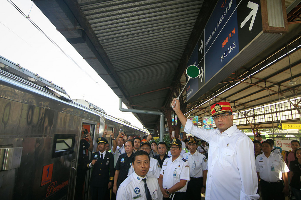 Menteri Perhubungan Budi Karya Sumadi melepas keberangkatan kereta api Sawunggalih Utama di Stasiun Pasar Senen, Jakarta, Jumat, 21 Desember 2018.