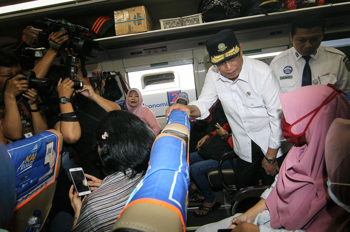Dari hasil pembicaraan dengan penumpang, Menhub mengatakan, umumnya calon penumpang menyatakan kepuasan terhadap pelayanan PT KAI, terutama dalam pembelian tiket yang makin mudah dan cepat.
