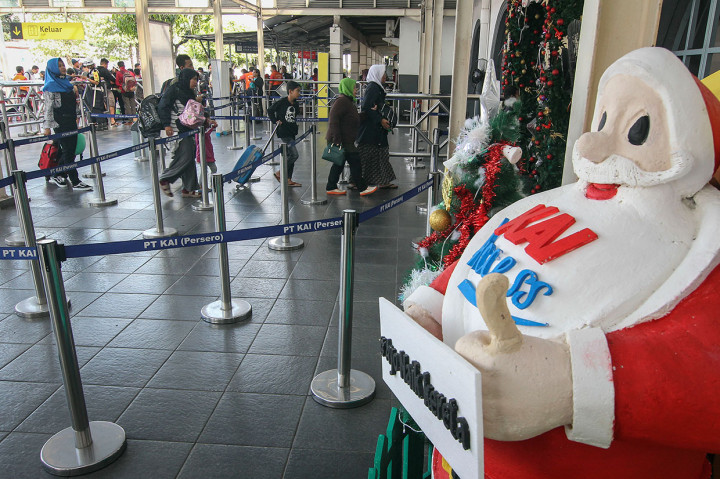 Calon penumpang kereta api berjalan menuju peron keberangkatan di Stasiun Pasar Senen, Jakarta, Jumat, 21 Desember 2018. 