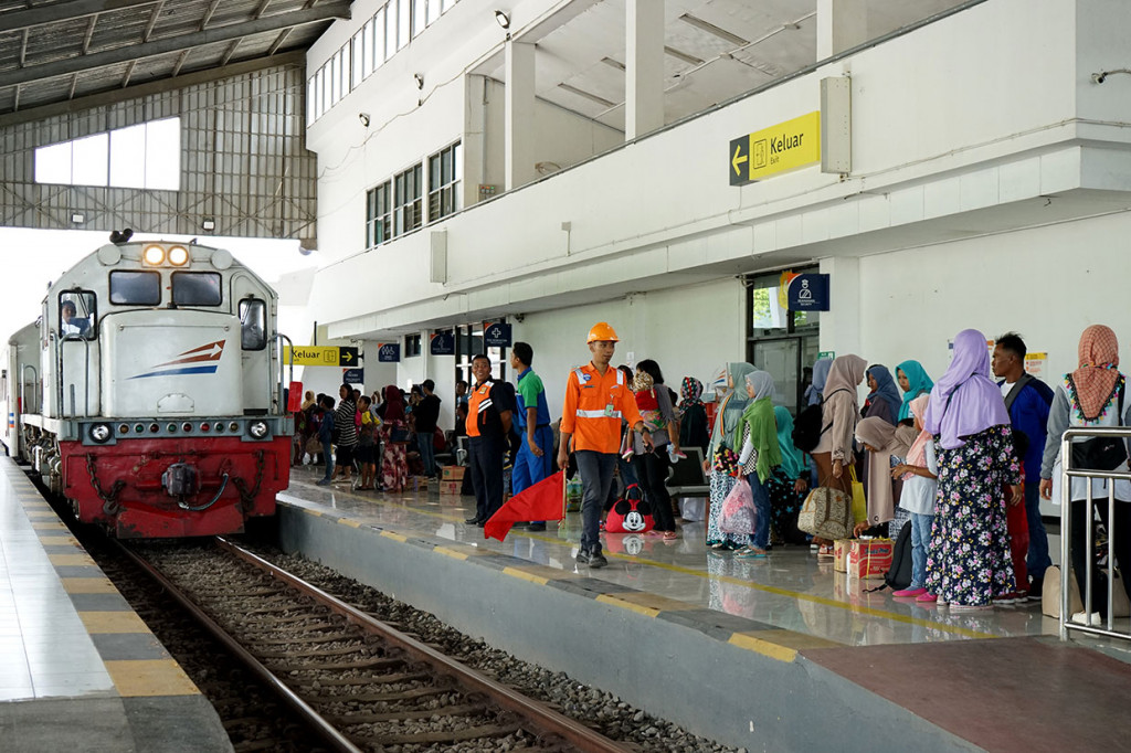 Arus mudik dari Jakarta menggunakan kereta api diprediksi mengalami kenaikan penumpang hingga empat persen atau dari sekitar 5,1 juta menjadi 5,3 juta penumpang. 