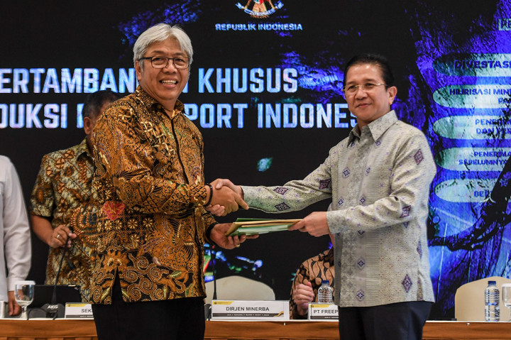 Dirjen Mineral dan Batubara Kementerian ESDM Bambang Gatot (kiri) menyerahkan Izin Usaha Pertambangan Khusus Operasi Produksi (IUPK) kepada Direktur Utama Freeport Indonesia Tony Wenas (kanan) di Kementerian ESDM, Jakarta, Jumat, 21 Desember 2018.