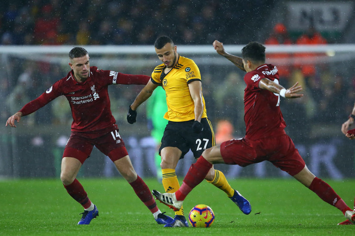 Di awal laga tuan rumah berinisiatif melakukan serangan, namun masih dapat diredam oleh barisan pertahanan Liverpool.