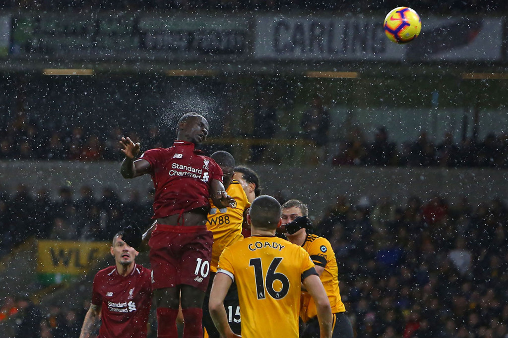 Striker Liverpool Sadio Mane mencoba melakukan peruntungan, namun sundulannya belum menemui sasaran.
