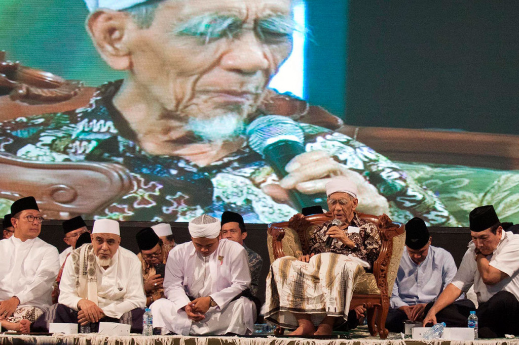 Menteri Koordinator Bidang Kemaritiman Luhut Binsar Panjaitan (tengah), istri almarhum KH Abdurrahman Wahid atau Gus Dur, Sinta Nuriyah (kanan) dan ulama KH Maimun Zubair hadir dalam Haul Gus Dur ke-9, di kediaman Gus Dur di Jalan Warung Sila, Ciganjur, Jakarta, Jumat, 21 Desember 2018.