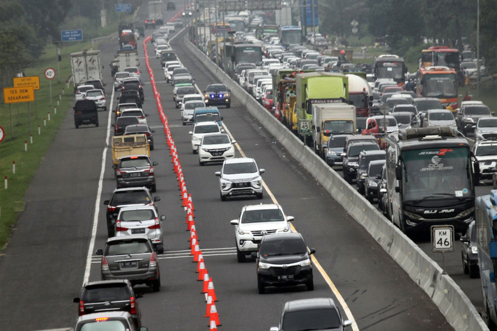 Puluhan mobil menggunakan jalur 'contraflow' menuju arah Sukabumi di pintu keluar Tol Jagorawi KM 44, Bogor, Jawa Barat, Sabtu, 22 Desember 2018. Contraflow diberlakukan untuk mengurai kemacetan menuju arah Puncak Bogor.