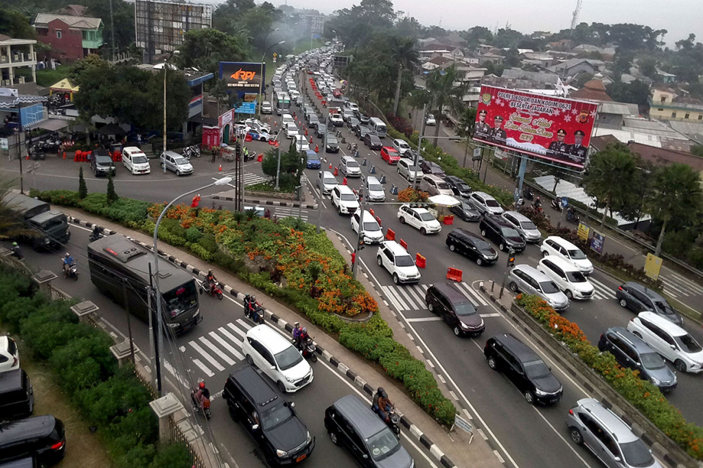 Sementara itu kepadatan kendaraan juga terjadi di arah Ciawi menuju Gadog, Bogor.