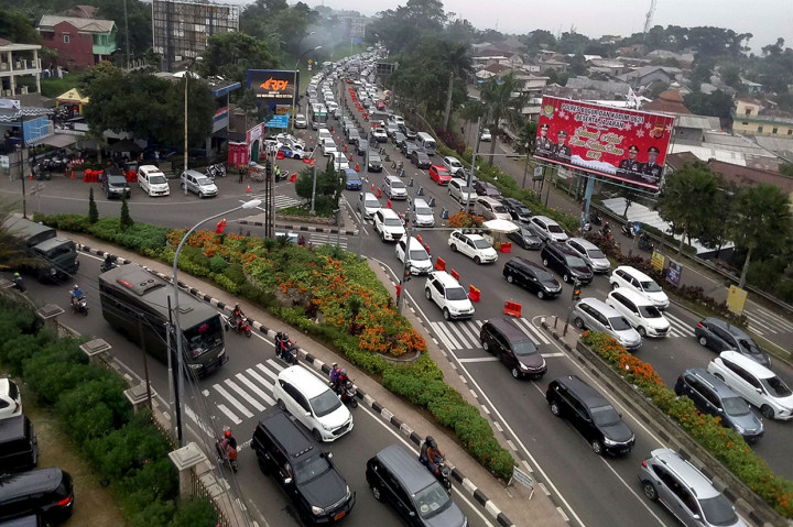 Sementara itu kepadatan kendaraan juga terjadi di arah Ciawi menuju Gadog, Bogor.