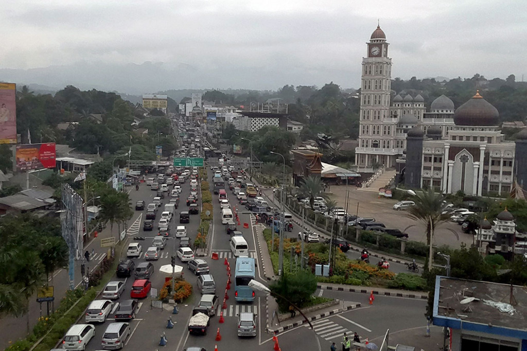 Memasuki libur Natal dan Tahun Baru 2019 wisatawan mulai memadati jalur Puncak Bogor, sehingga untuk mengurai kemacetan Polres Bogor memberlakukan rekayasa lalu lintas sistem buka tutup.