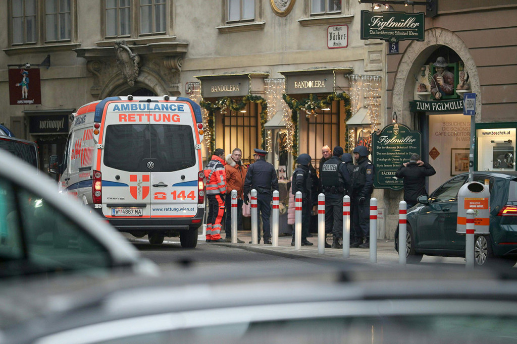 Polisi mengamankan tempat kejadian penembakan di pusat kota Austria, Wina, Jumat, 21 Desember waktu setempat.