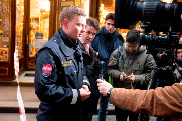 Polisi menyatakan, pelaku melepaskan tembakan di distrik pertama kota tersebut pada pukul 13.00 waktu setempat.