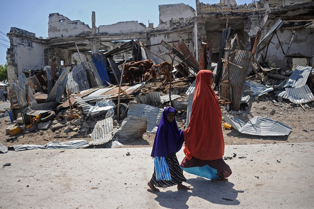 Ledakan kedua terjadi di wilayah yang sama satu setengah jam kemudian. Seorang wartawan Somalia dari media yang berbasis di London, Awil Dahir, tewas dalam ledakan. 