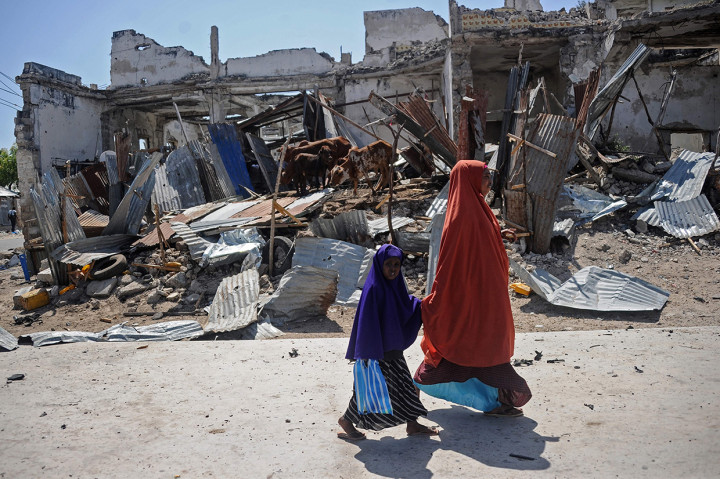 Ledakan kedua terjadi di wilayah yang sama satu setengah jam kemudian. Seorang wartawan Somalia dari media yang berbasis di London, Awil Dahir, tewas dalam ledakan. 