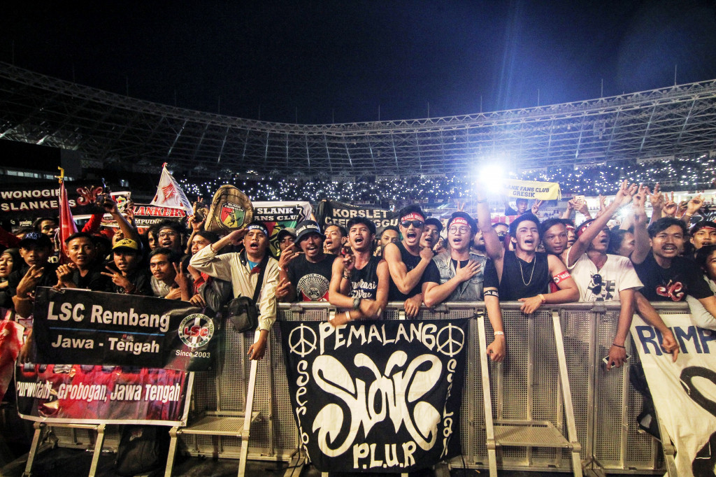 Slanker alias penggemar fanatik Slank yang berdatangan dari berbagai daerah, memadati lapangan Stadion Utama GBK, Senayan, Jakarta..