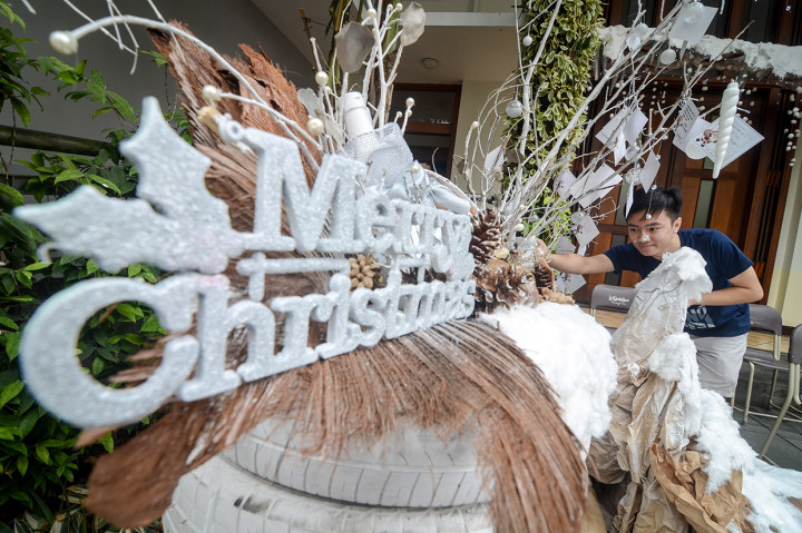Panitia penyelenggara Hari Raya Natal membuat hiasan dari limbah di Katedral Santo Petrus, Bandung, Jawa Barat. Antara Foto/Raisan Al Farisi