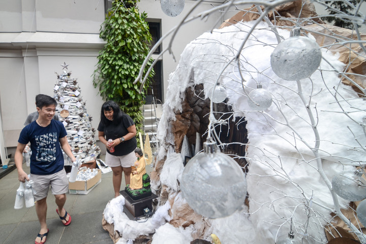 Hiasan yang berbahan dari koran, ban, botol bekas, serta limbah plastik lainnya tersebut bertujuan untuk ikut serta dalam gerakan bebas sampah yang digalakkan oleh pemkot Bandung dalam perayaan Natal 2018. Antara Foto/Raisan Al Farisi
