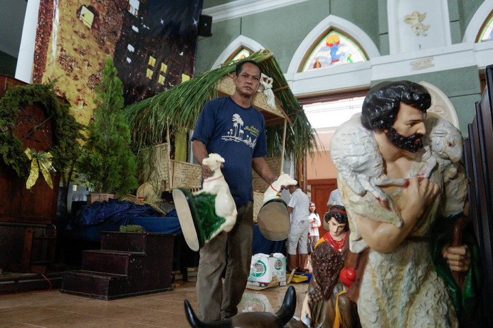 Petugas gereja menata hiasan patung dan bunga altar gereja di Gereja Katolik Santo Petrus, Pekalongan, Jawa Tengah. Sejumlah gereja mulai menghias dan menata patung beserta ornamen bunga altar gereja untuk persiapan ibadah dan Misa Natal. Antara Foto/Harviyan Perdana Putra